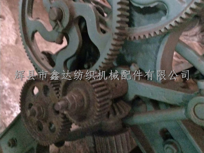 Take up mechanism of old loom Old coiling accessories